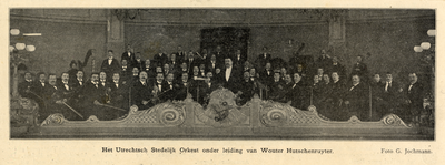 106803 Groepsportret van het Utrechts Stedelijk Orkest (U.S.O.) onder leiding van Wouter Hutschenruyter in de grote ...